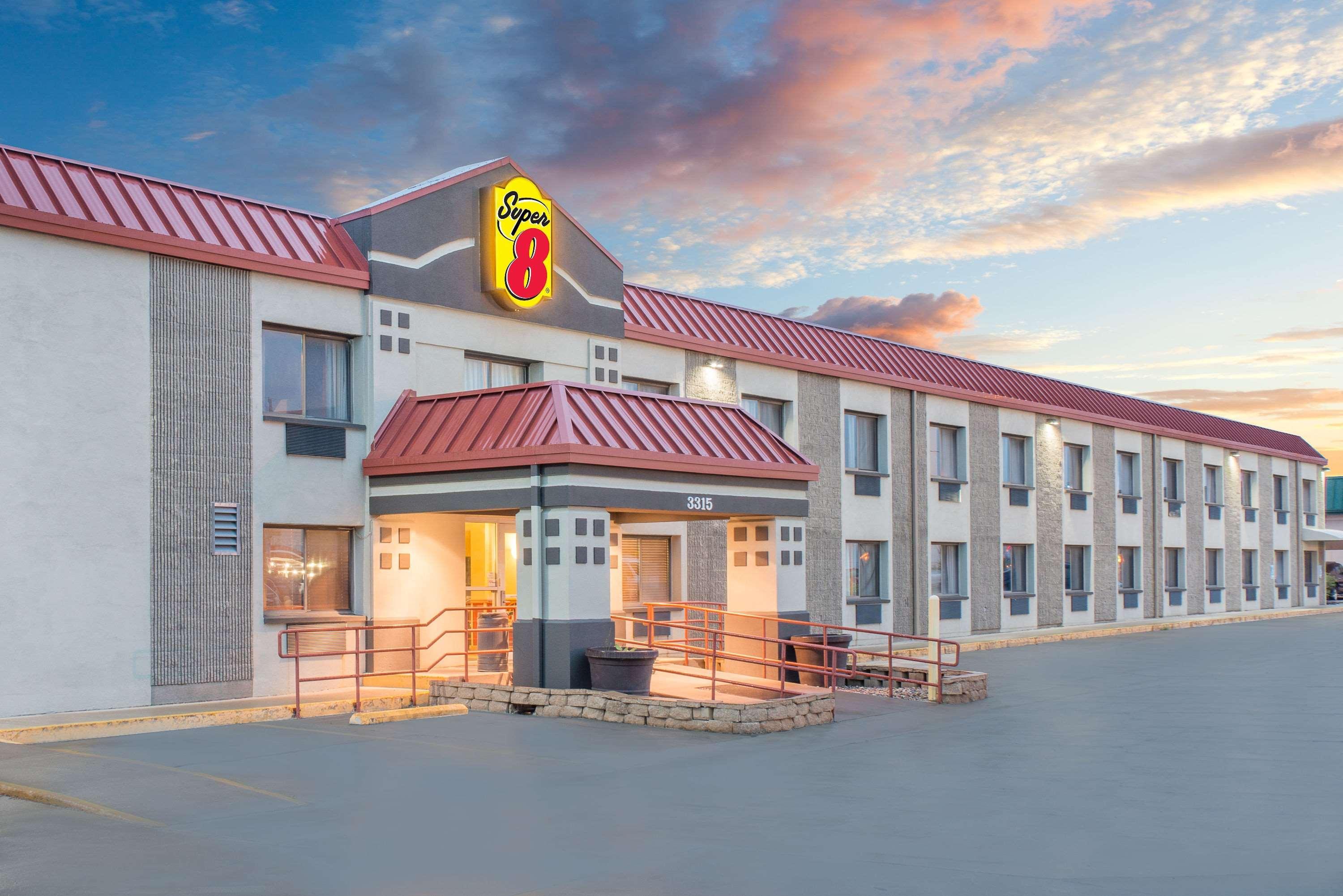 Super 8 By Wyndham Marshalltown Exterior photo