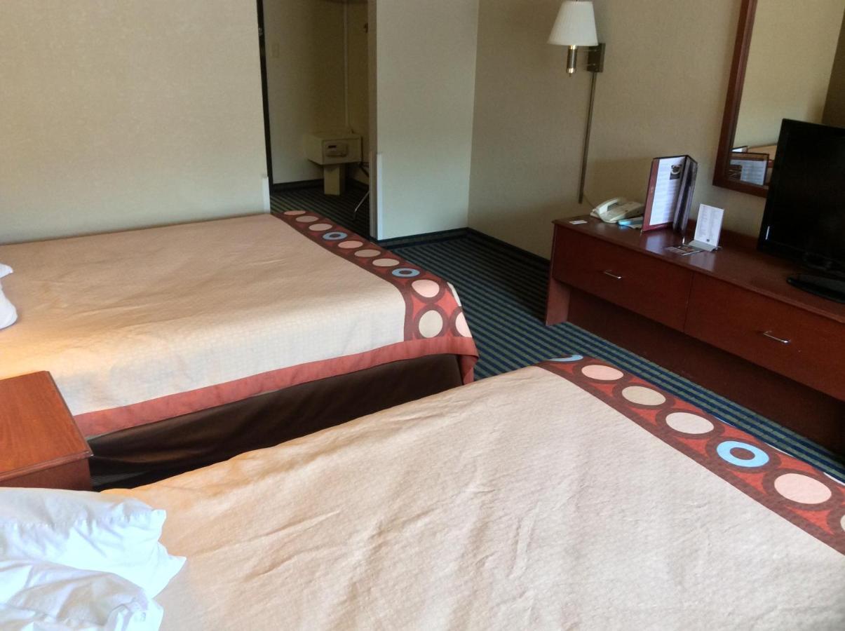 Super 8 By Wyndham Marshalltown Room photo